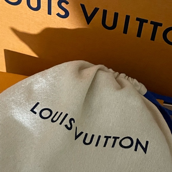 LV Mens Belt - Picture 3 of 4